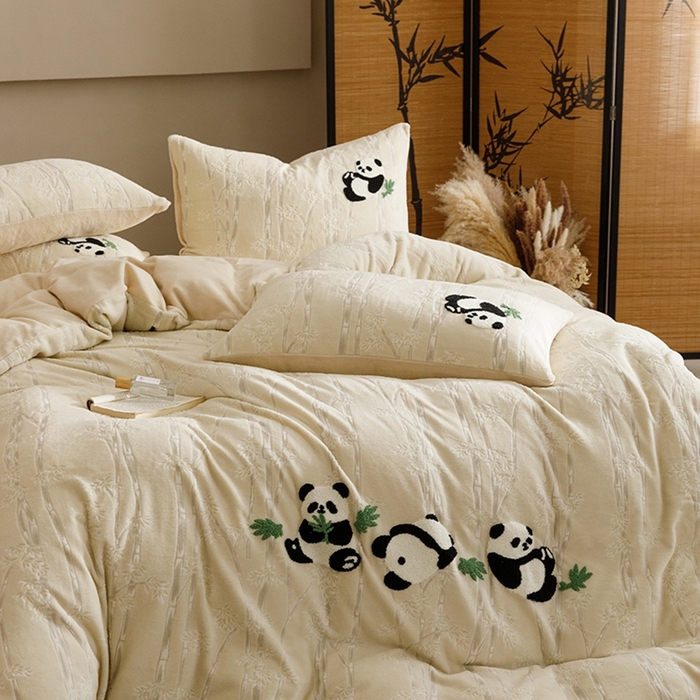 91家纺网 家纺一手货源 找家纺 蜜柚 2024新款230克全消光色烂牛奶绒毛巾绣四件套 熊猫仔-米