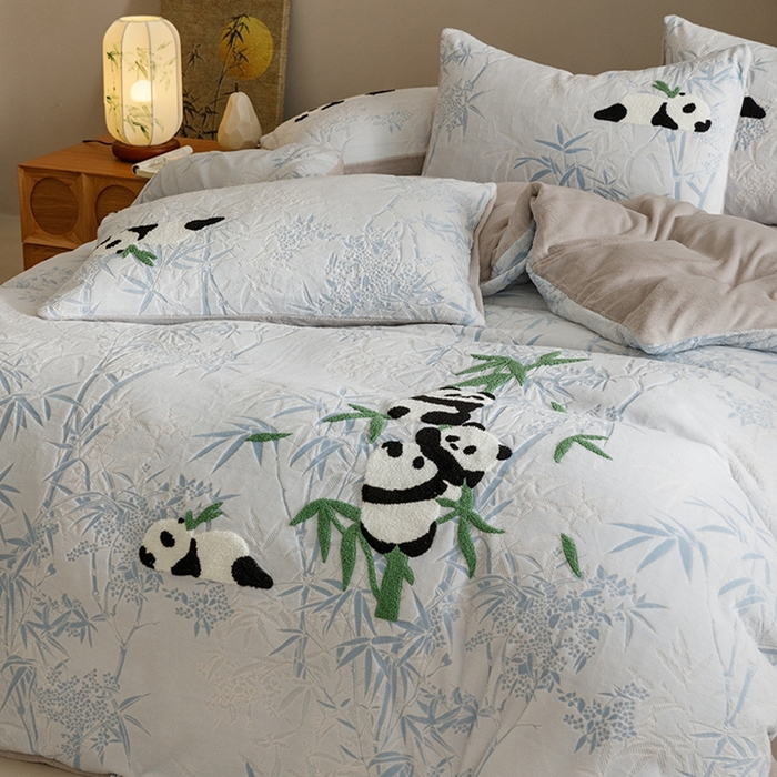 91家纺网 家纺一手货源 找家纺 蜜柚 2024新款230克全消光色烂牛奶绒毛巾绣四件套 熊猫墩墩-蓝