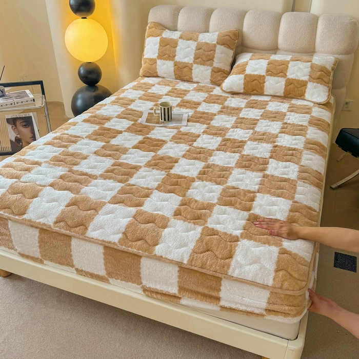 91家纺网 家纺一手货源 找家纺 2024秋冬北极绒加厚夹棉床笠三件套印花泰迪绒床垫保护套罩-格子条纹系（暖光图）棋盘格-奶咖