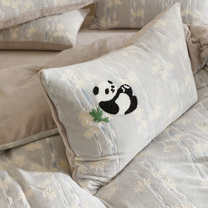 91家纺网 家纺一手货源 找家纺 蜜柚 2024新款230克全消光色烂牛奶绒毛巾绣四件套 熊猫仔-灰