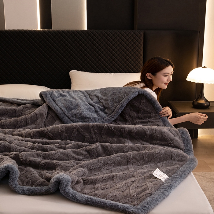 91家纺网 家纺一手货源 找家纺 澳梵家居 2024新款三层夹棉加厚塔肤绒毛毯 深灰-灰