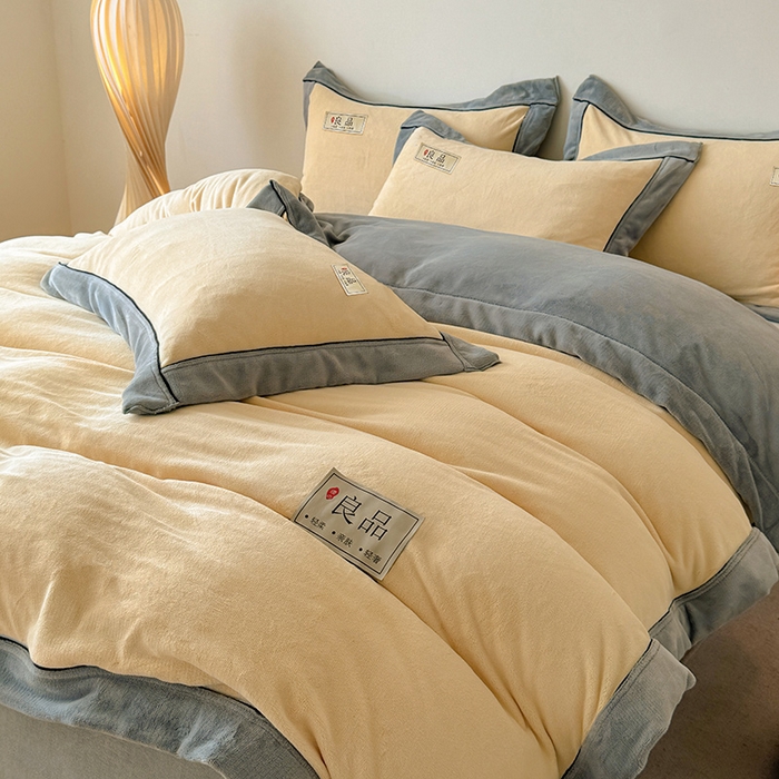 91家纺网 家纺一手货源 找家纺 全季家居 2024新款A类良品纯色双拼牛奶绒高克重加厚保暖四件套 米黄+浅灰
