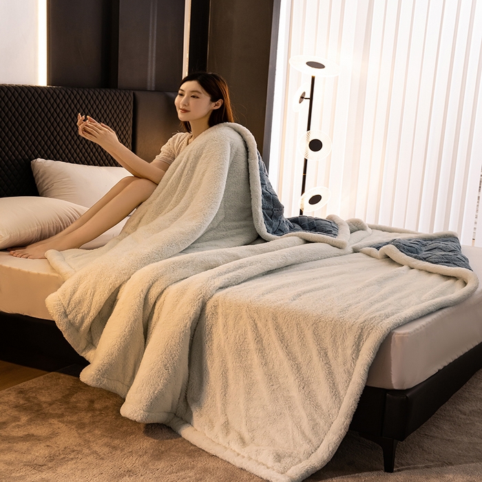 91家纺网 家纺一手货源 找家纺 澳梵家居 2024新款三层夹棉加厚塔肤绒毛毯 方格灰-白