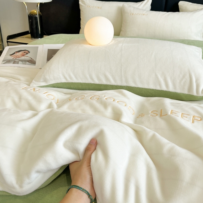 91家纺网 家纺一手货源 找家纺 澳梵家居 2024新款牛奶绒刺绣四件套--【山岚系列】 奶白拼绿