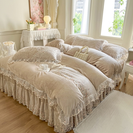 网红馆（ck家纺） 2025新款加厚保暖高克重牛奶绒蕾丝花边床裙款恬星系列四件套 恬星-奶咖