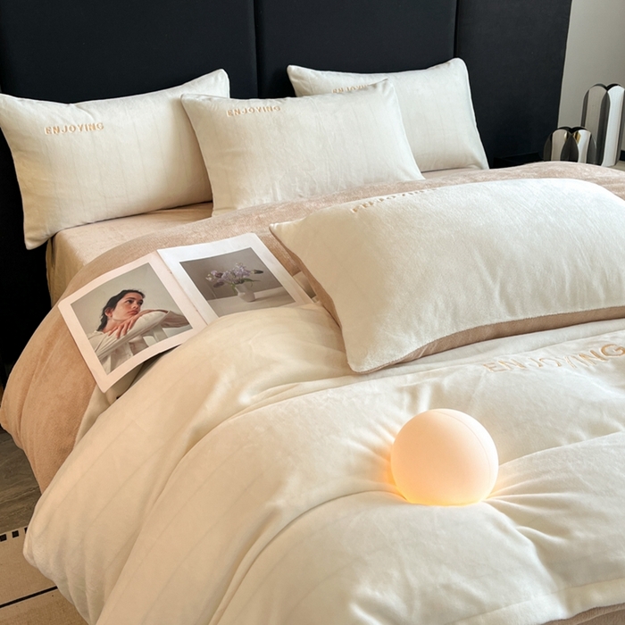 91家纺网 家纺一手货源 找家纺 澳梵家居 2024新款牛奶绒刺绣四件套--【山岚系列】 奶白拼卡其