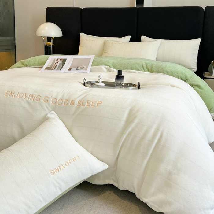 91家纺网 家纺一手货源 找家纺 澳梵家居 2024新款牛奶绒刺绣四件套--【山岚系列】 奶白拼绿