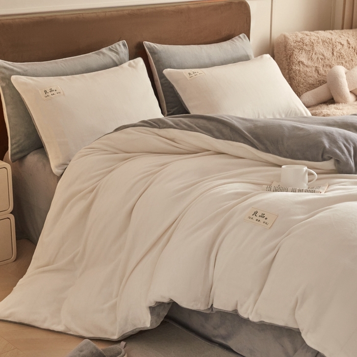 91家纺网 家纺一手货源 找家纺 澳梵家居 2024新款牛奶绒素色双拼四件套--【暖茶系列】 暖茶-奶白灰