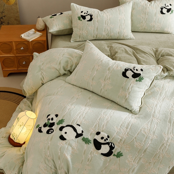 91家纺网 家纺一手货源 找家纺 蜜柚 2024新款230克全消光色烂牛奶绒毛巾绣四件套 熊猫仔-绿