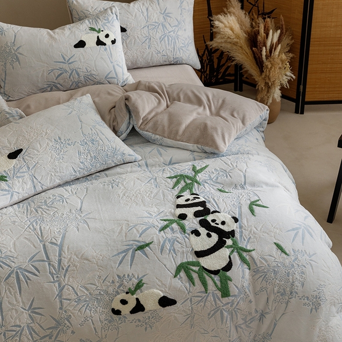 91家纺网 家纺一手货源 找家纺 蜜柚 2024新款230克全消光色烂牛奶绒毛巾绣四件套 熊猫墩墩-蓝