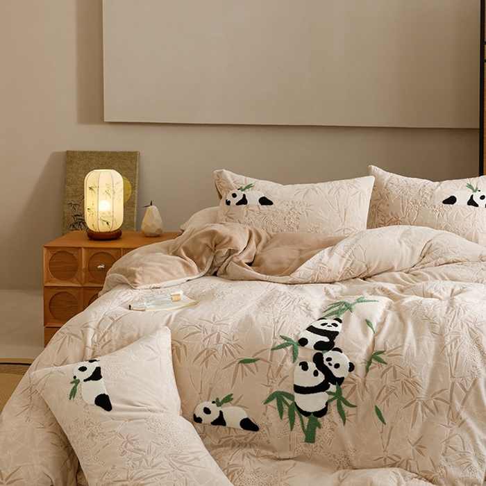 91家纺网 家纺一手货源 找家纺 蜜柚 2024新款230克全消光色烂牛奶绒毛巾绣四件套 熊猫墩墩-咖