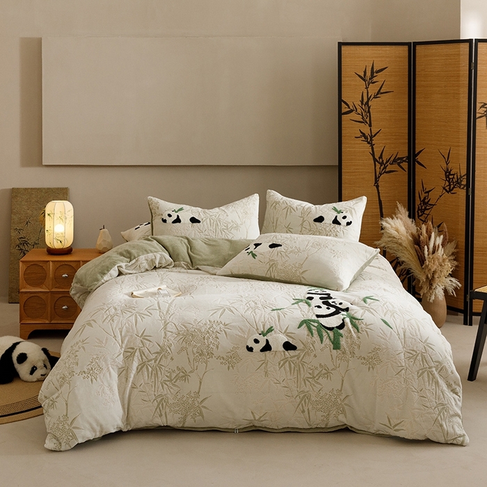 91家纺网 家纺一手货源 找家纺 蜜柚 2024新款230克全消光色烂牛奶绒毛巾绣四件套 熊猫墩墩-绿