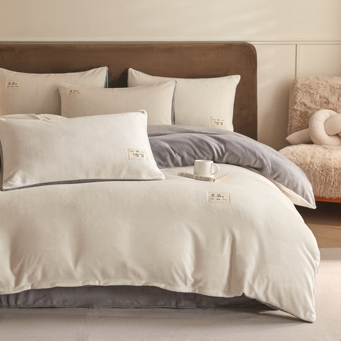 91家纺网 家纺一手货源 找家纺 澳梵家居 2024新款牛奶绒素色双拼四件套--【暖茶系列】 暖茶-奶白灰