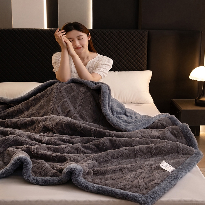 91家纺网 家纺一手货源 找家纺 澳梵家居 2024新款三层夹棉加厚塔肤绒毛毯 深灰-灰