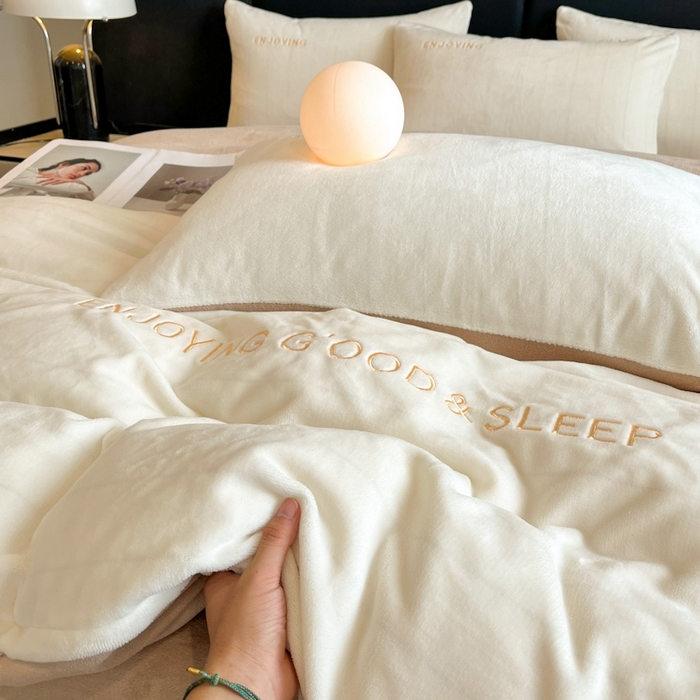 91家纺网 家纺一手货源 找家纺 澳梵家居 2024新款牛奶绒刺绣四件套--【山岚系列】 奶白拼卡其