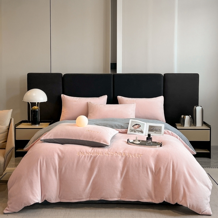 91家纺网 家纺一手货源 找家纺 澳梵家居 2024新款牛奶绒刺绣四件套--【山岚系列】 温柔粉拼灰