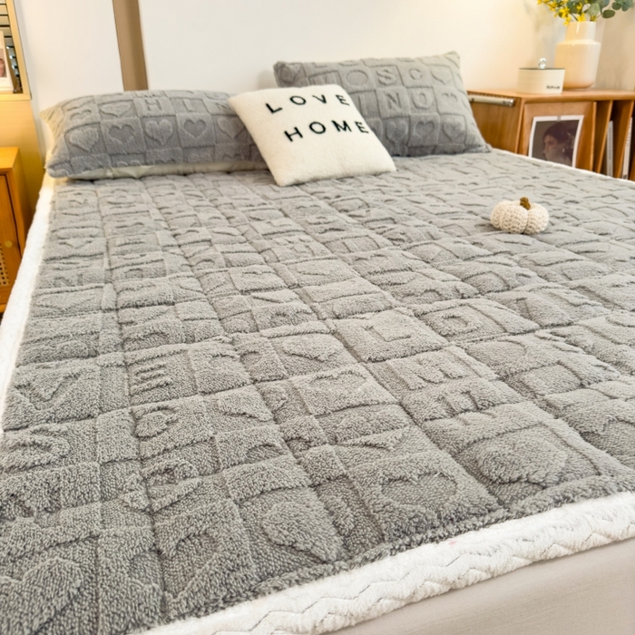 91家纺网 家纺一手货源 找家纺 希廷顿 2024新款高克重塔芙绒床护垫 爱心-绅士灰