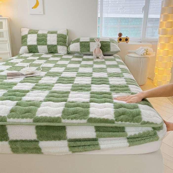 91家纺网 家纺一手货源 找家纺 2024秋冬北极绒加厚夹棉床笠三件套印花泰迪绒床垫保护套罩-格子条纹系（2023爆款老图）棋盘格-豆绿