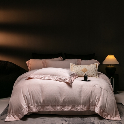 91家纺网 家纺一手货源 找家纺 （总）瑞雪家居 2025新款牛奶绒宽边刺绣四件套-伊菲