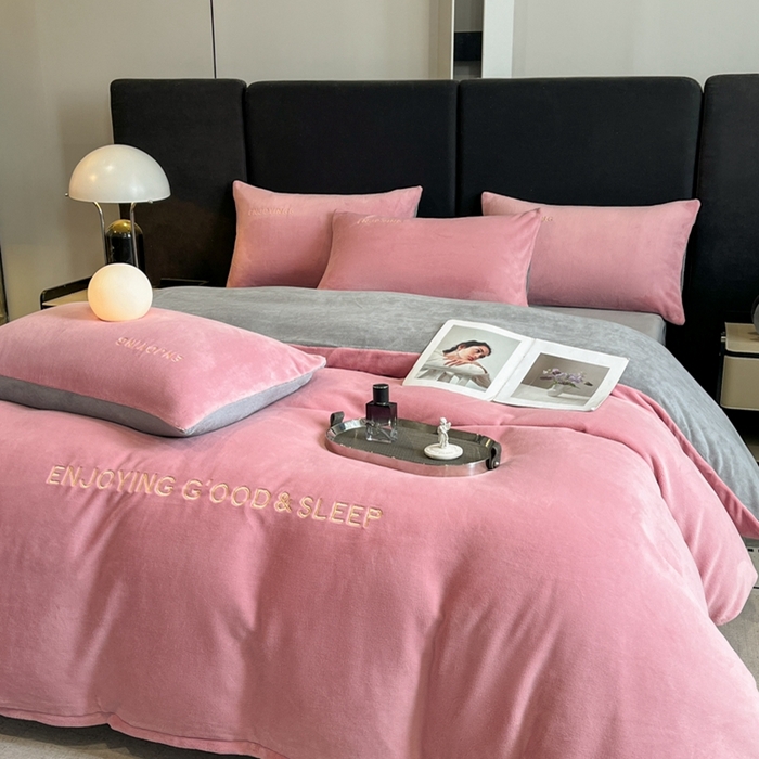 91家纺网 家纺一手货源 找家纺 澳梵家居 2024新款牛奶绒刺绣四件套--【山岚系列】 豆沙红拼灰