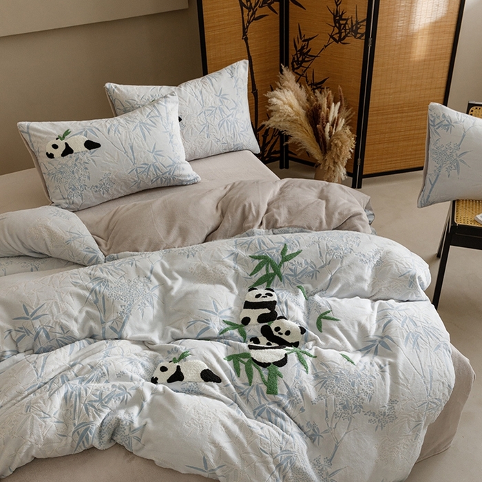 91家纺网 家纺一手货源 找家纺 蜜柚 2024新款230克全消光色烂牛奶绒毛巾绣四件套 熊猫墩墩-蓝