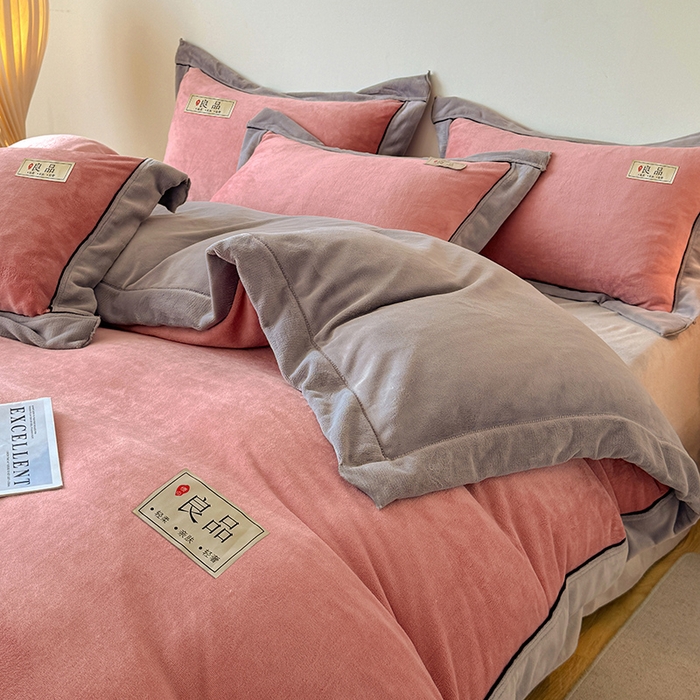 91家纺网 家纺一手货源 找家纺 全季家居 2024新款A类良品纯色双拼牛奶绒高克重加厚保暖四件套 豆沙+浅灰