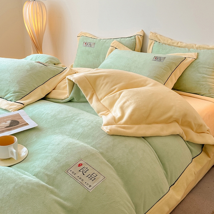 91家纺网 家纺一手货源 找家纺 全季家居 2024新款A类良品纯色双拼牛奶绒高克重加厚保暖被套单件 果绿+米黄