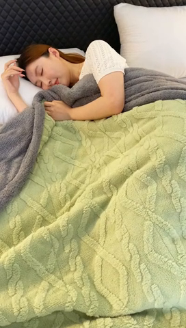 91家纺网 家纺一手货源 找家纺 澳梵家居 2024新款三层夹棉加厚塔肤绒毛毯 草绿-灰