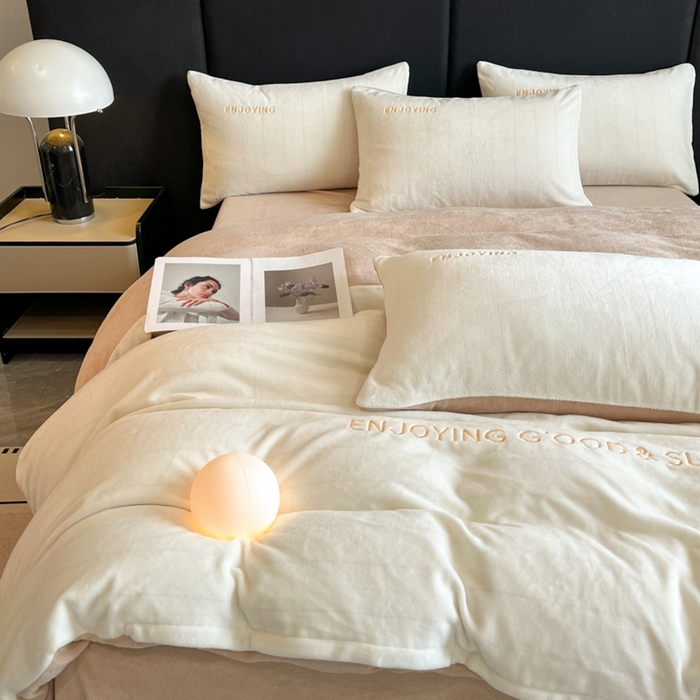 91家纺网 家纺一手货源 找家纺 澳梵家居 2024新款牛奶绒刺绣四件套--【山岚系列】 奶白拼卡其