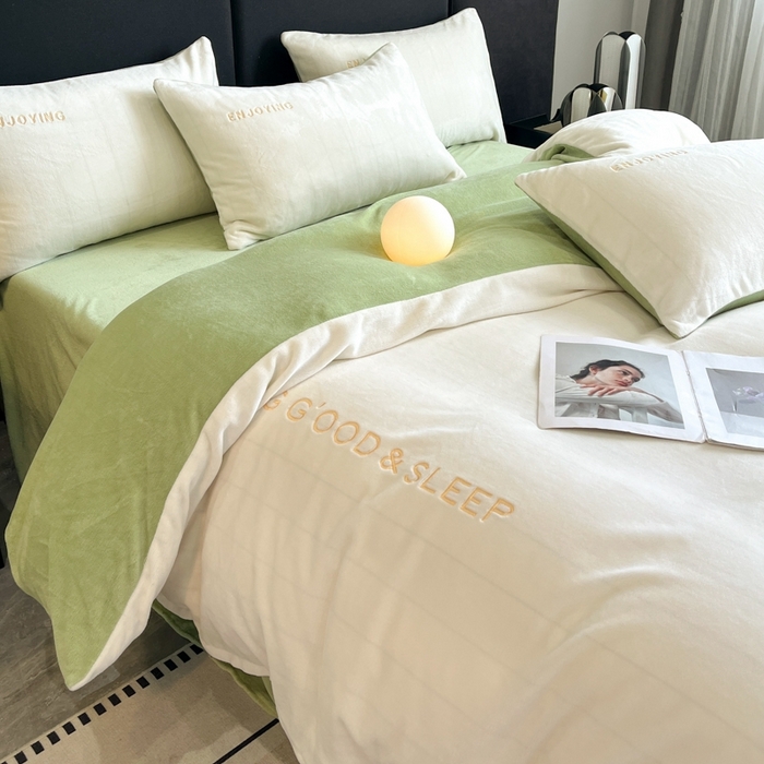 91家纺网 家纺一手货源 找家纺 澳梵家居 2024新款牛奶绒刺绣四件套--【山岚系列】 奶白拼绿