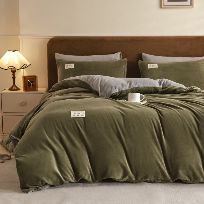 91家纺网 家纺一手货源 找家纺 澳梵家居 2024新款牛奶绒素色双拼四件套--【暖茶系列】 暖茶-橄榄绿