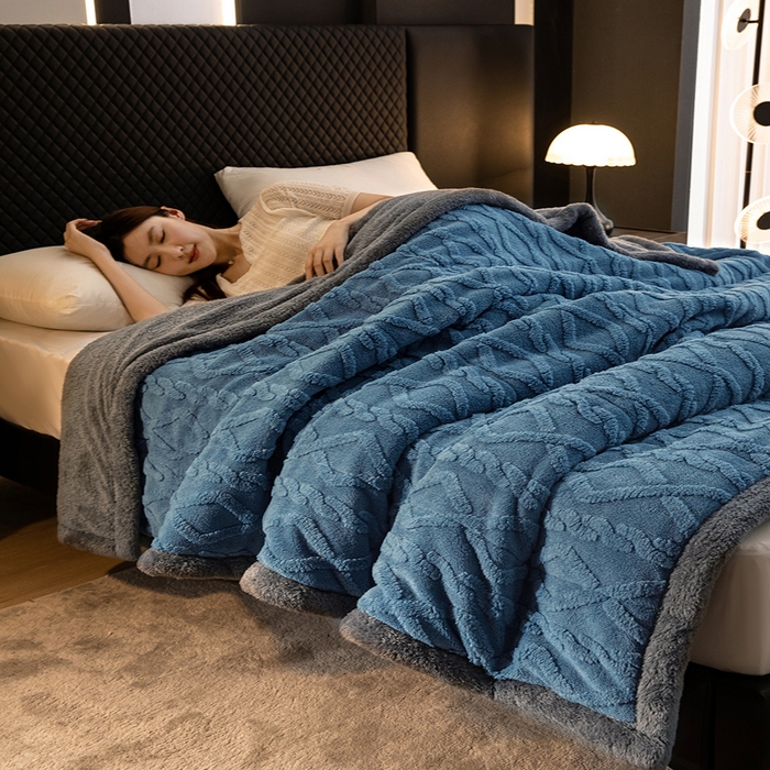 91家纺网 家纺一手货源 找家纺 澳梵家居 2024新款三层夹棉加厚塔肤绒毛毯 雾霾蓝-灰