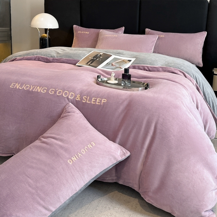 91家纺网 家纺一手货源 找家纺 澳梵家居 2024新款牛奶绒刺绣四件套--【山岚系列】 芋泥紫拼灰