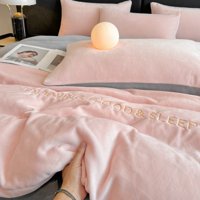 91家纺网 家纺一手货源 找家纺 澳梵家居 2024新款牛奶绒刺绣四件套--【山岚系列】 温柔粉拼灰