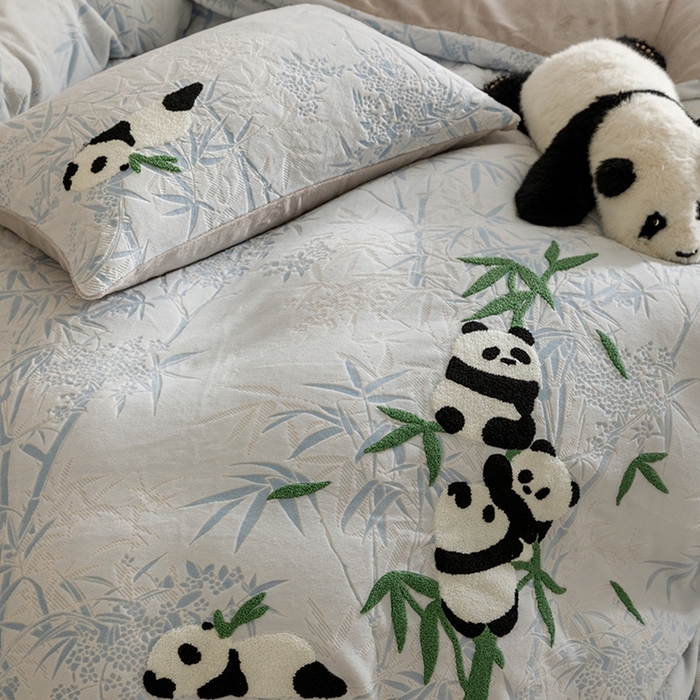 91家纺网 家纺一手货源 找家纺 蜜柚 2024新款230克全消光色烂牛奶绒毛巾绣四件套 熊猫墩墩-蓝