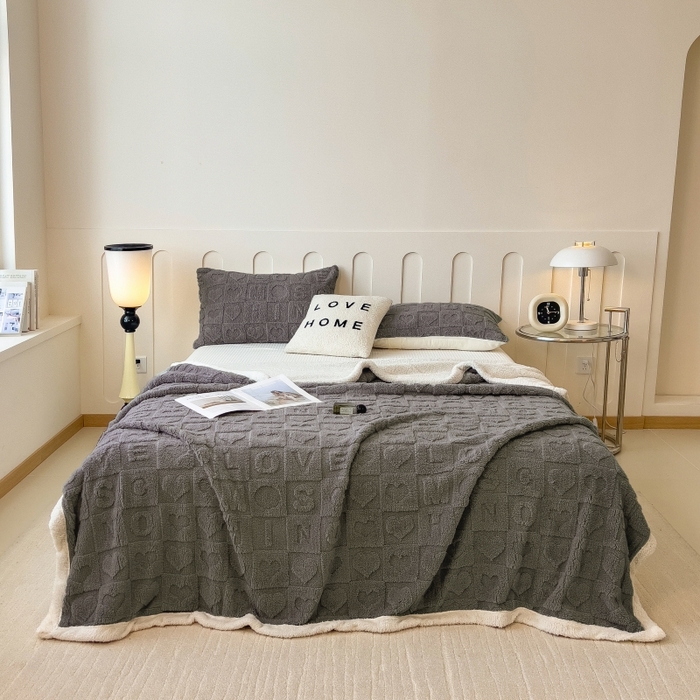 91家纺网 家纺一手货源 找家纺 希廷顿 2024新款高克重双层加厚塔芙绒毛毯 爱心-高级灰