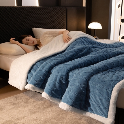 91家纺网 家纺一手货源 找家纺 澳梵家居 2024新款三层夹棉加厚塔肤绒毛毯 雾霾蓝-白