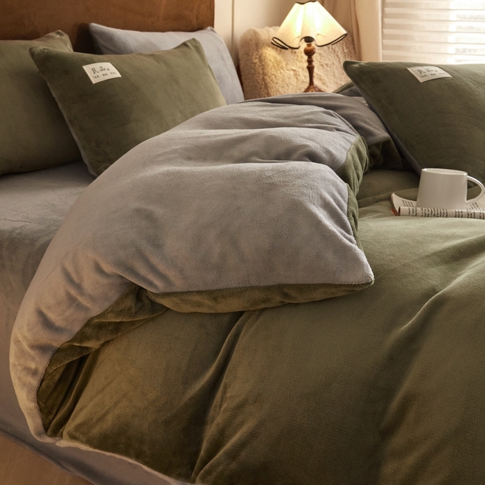 91家纺网 家纺一手货源 找家纺 澳梵家居 2024新款牛奶绒素色双拼四件套--【暖茶系列】 暖茶-橄榄绿