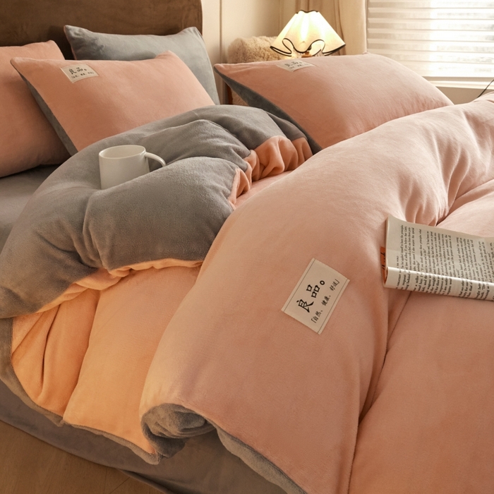 91家纺网 家纺一手货源 找家纺 澳梵家居 2024新款牛奶绒素色双拼四件套--【暖茶系列】 暖茶-粉玉