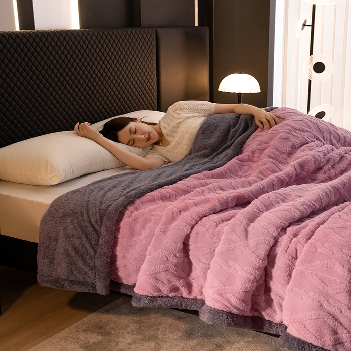 91家纺网 家纺一手货源 找家纺 澳梵家居 2024新款三层夹棉加厚塔肤绒毛毯 苏梅-灰