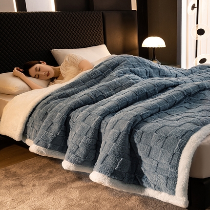 91家纺网 家纺一手货源 找家纺 澳梵家居 2024新款三层夹棉加厚塔肤绒毛毯 方格灰-白