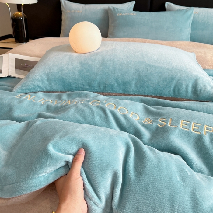 91家纺网 家纺一手货源 找家纺 澳梵家居 2024新款牛奶绒刺绣四件套--【山岚系列】 黛蓝拼卡其