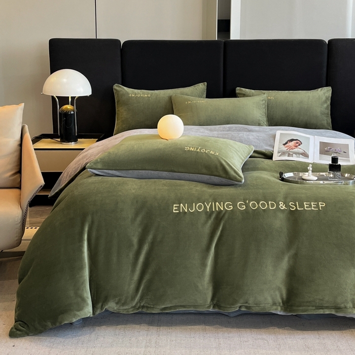 91家纺网 家纺一手货源 找家纺 澳梵家居 2024新款牛奶绒刺绣四件套--【山岚系列】 橄榄绿拼灰