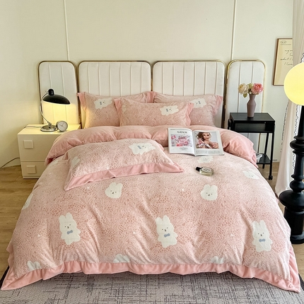 91家纺网 家纺一手货源 找家纺 （总）库里梦家纺 2024新款拼角雕花牛奶绒四件套230克加厚牛奶绒