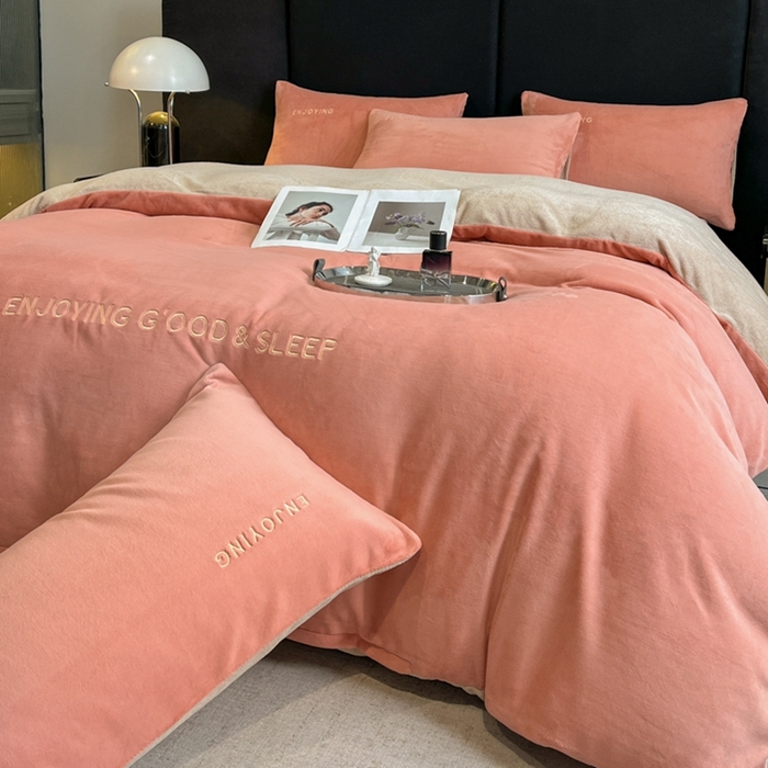 91家纺网 家纺一手货源 找家纺 澳梵家居 2024新款牛奶绒刺绣四件套--【山岚系列】 橙色拼卡其