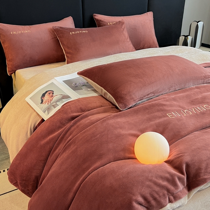 91家纺网 家纺一手货源 找家纺 澳梵家居 2024新款牛奶绒刺绣四件套--【山岚系列】 波多红拼卡其