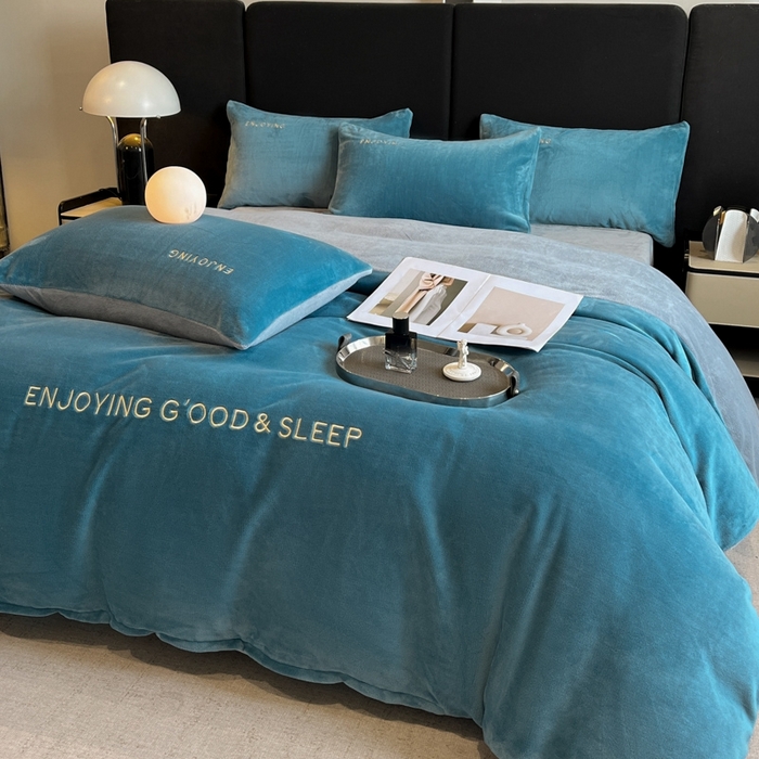 91家纺网 家纺一手货源 找家纺 澳梵家居 2024新款牛奶绒刺绣四件套--【山岚系列】 莱茵蓝拼灰