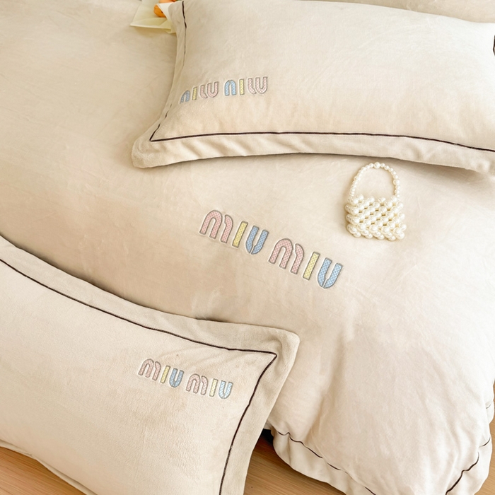 91家纺网 家纺一手货源 找家纺 梵克保罗  2024新款高克重9斤婴儿绒轻奢刺绣织带四件套 米驼色