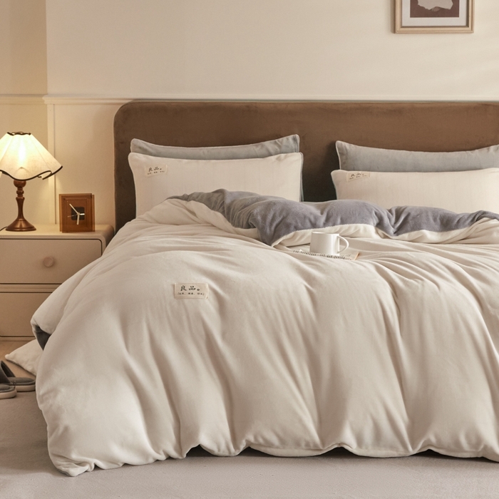 91家纺网 家纺一手货源 找家纺 澳梵家居 2024新款牛奶绒素色双拼四件套--【暖茶系列】 暖茶-奶白灰