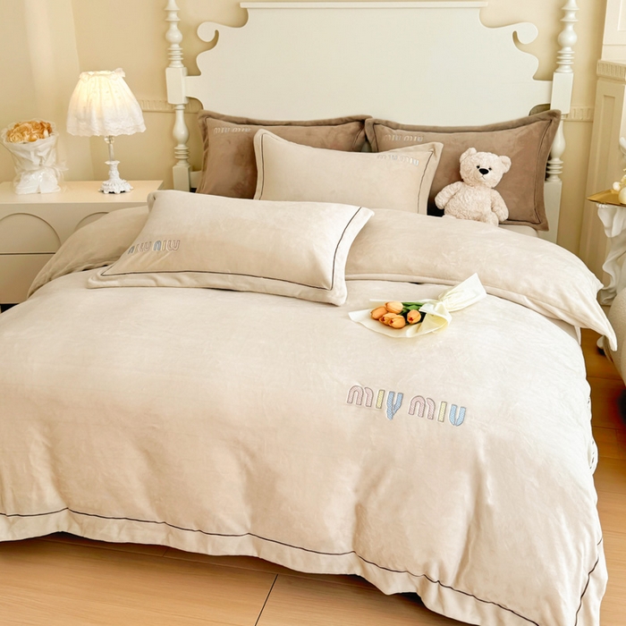 91家纺网 家纺一手货源 找家纺 梵克保罗  2024新款高克重9斤婴儿绒轻奢刺绣织带四件套 米驼色